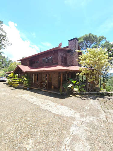 Villa En Constanza En Venta Con Hermosa Vista A Las Montañas