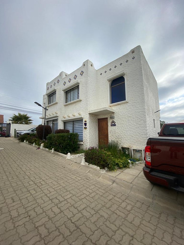 Casa Con Piscina / Totalmente Amoblada