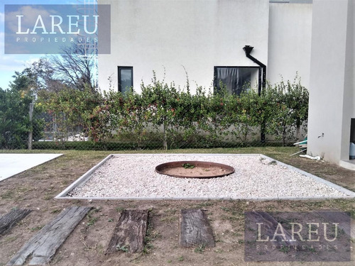 Imagen 16 de 17 de Casa En Venta - Santa Elena, Pilar Del Este