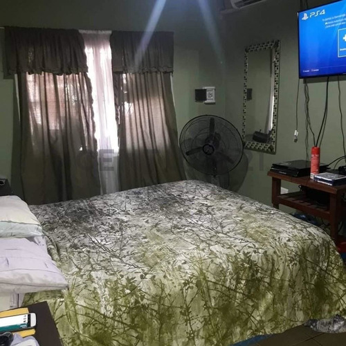 69 Y 142. Casa En Venta, 2 Dormitorios, .patio Amplio. Los Hornos