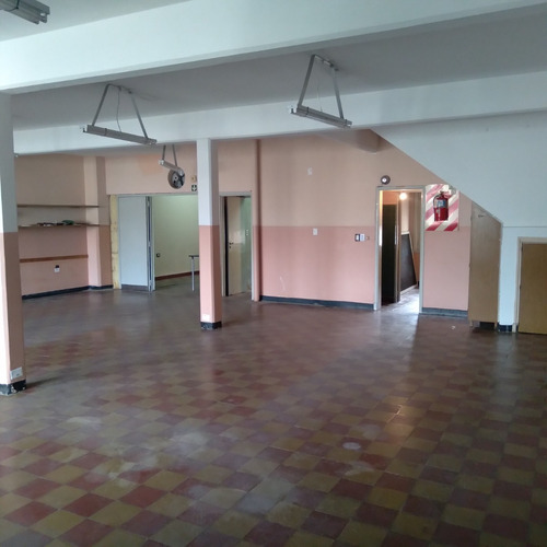 Imagen 8 de 18 de Local Amplio Con Oficina Con Baño Y Dos Vestuarios Con Baños Fondo Libre Con Parrilla.