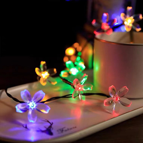 A Luces De Cadena De Flores Alimentadas Con Energía Solar