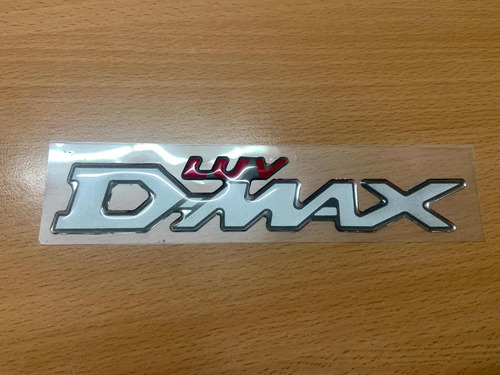 Emblema Relieve Luv Dmax Compuerta
