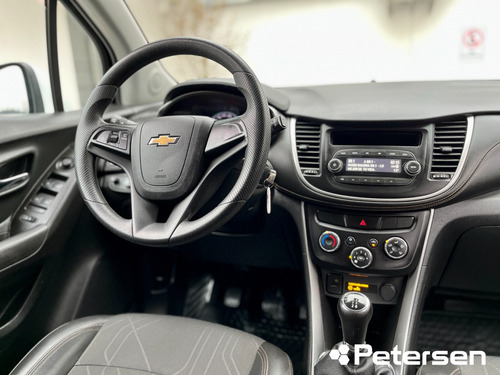 Imagen 13 de 24 de Chevrolet Tracker 1.8 Ls Fwd E5 Mt 5p 2018