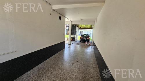 Venta De Casa De 5 Ambientes Con Cochera Y Quincho En Wilde