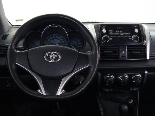 Imagen 10 de 15 de Toyota Yaris Sedan Core At 2017 Rojo
