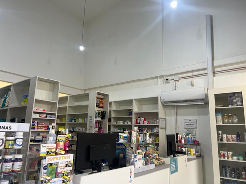 Local Comercial Con Vista A La Calle En Av. Javiera Carrera