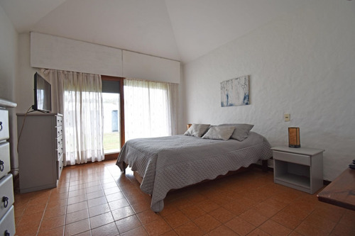 Imagen 6 de 10 de Casa Venta 5 Dormitorios Jardines De Cordoba Punta Del Este
