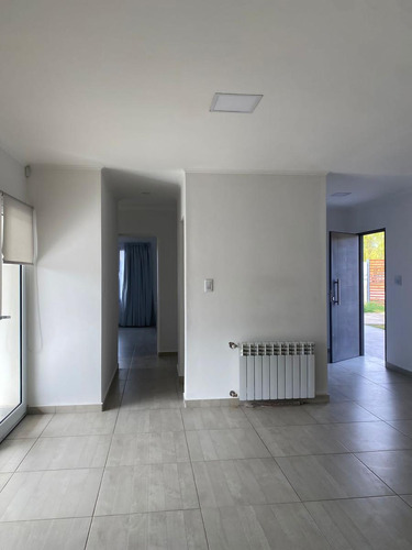 Venta De Casa En General Roca, B° Vista Barda 2 Habitaciones