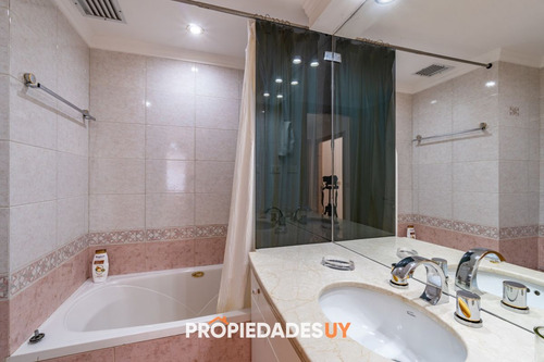 Apartamento De 3 Dormitorios En Playa Brava, Primera Linea