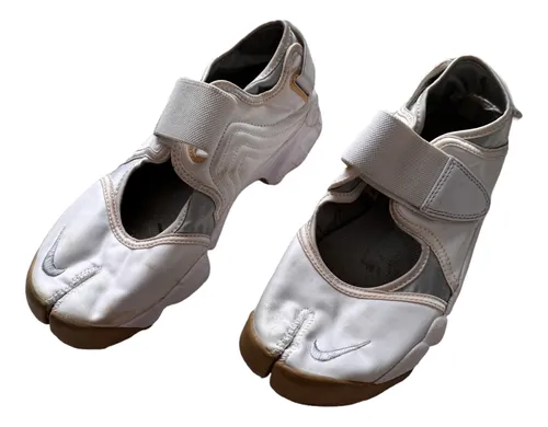 Zapatillas con el dedo gordo separado sale
