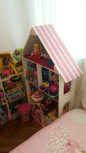 Casita De Muñecas,gigante! Se Entrega Con Algunos Muebles