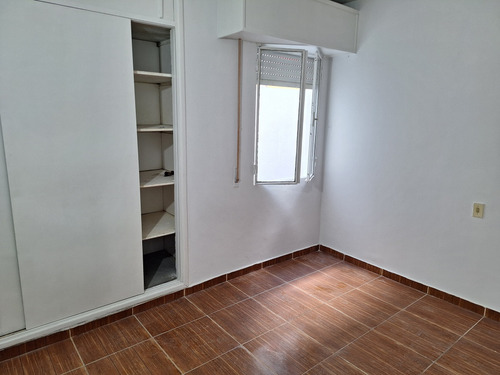 León Pérez Casi G. Flores. Impecable, Seguro, 1 Dorm, Patio.