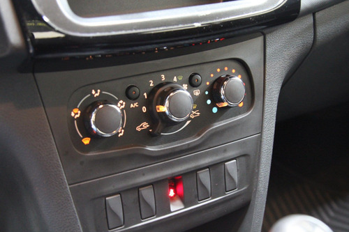 Imagem 9 de 13 de Renault Logan Logan Life Flex 1.0 12v 4p Mec. Flex Manual