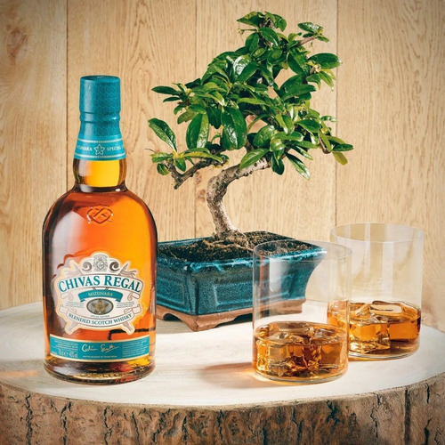 Imagen 6 de 8 de Whisky Chivas Regal Mizunara Botella 700ml En Estuche