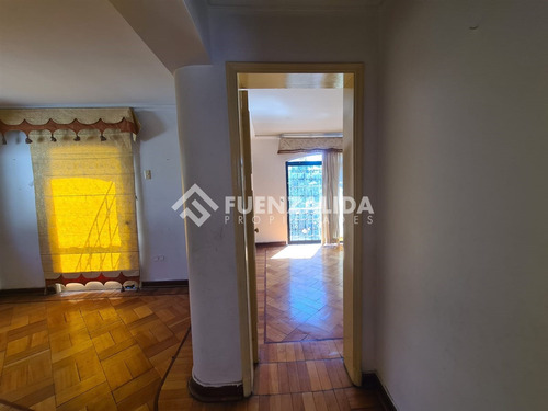 Casa En Venta De 5 Dorm. En Ñuñoa