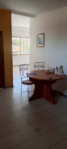 Casa De Tres Pisos En Venta, En Av El Milagro Con Av 5 De Ju