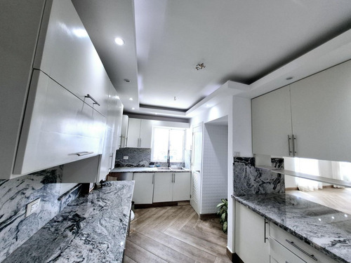 Penthouse En Venta En Evaristo Morales, Santo Domingo, 3 Habitaciones, 2niveles, Terraza Privada