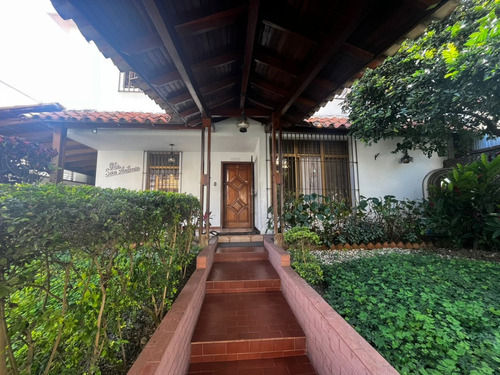 Casa En Venta En La Trinidad, Con Jardín  272m² Hl