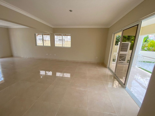 Casa En Venta En Bávaro, Punta Cana Con Piscina Cerca De La Playa, 3 Hab