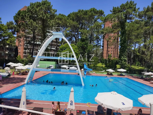 Encantador Apartamento En Arcobaleno, 2 Dormitorios Con Acciones De Piscina, Cochera Y Baulera. Consultenos!