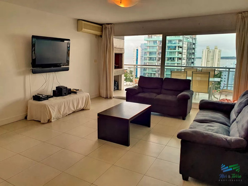 Vendo Apartamento 3 Dormitorios Con Parrillero Propio Y Servicios En Punta Del Este