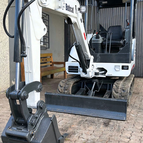 Mini Escavadeira Bobcat 325 - Ano 2011