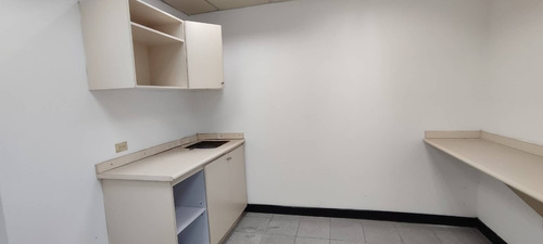 Local Comercial En Alquiler De Esquina En La Av Las Ferias Muy Cerca De La Av. Lara De 1.200 M2, Ideal Para Concecionario De Motos, Vehiculo, Muebleria, Ferreteria, Supermercados, Etc. Rp.