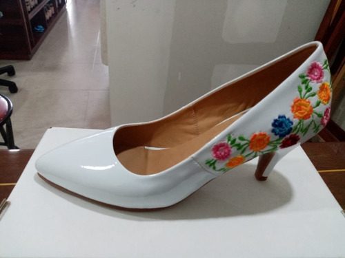 Imagen 2 de 7 de Zapatos Bordados. Somos Fabricantes