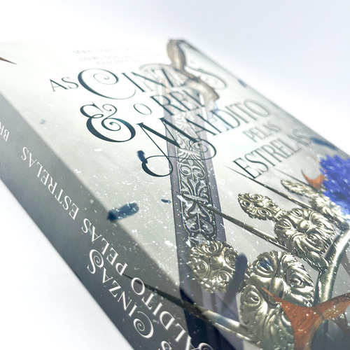 As Cinzas E O Rei Maldito Pelas Estrela - Volume 2 Da Duologia Nascidos Da Noite - Carissa Broadbent - Livro Físico