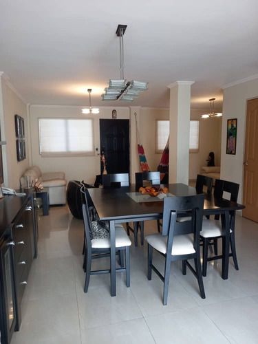 En Venta Casa 214m2 3h/4b/5p. Guatire.