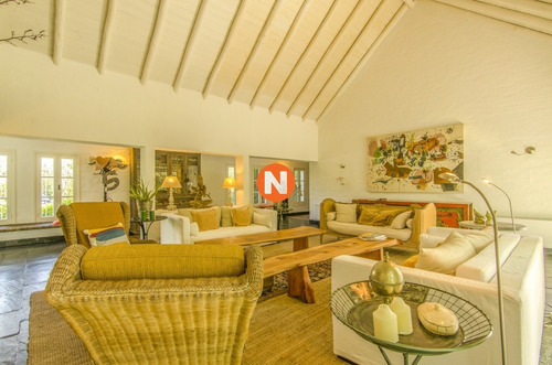 Espectacular Casa En Venta En El Golf, Unica Con 7000 Mt2 De Terreno.- Ref: 209160