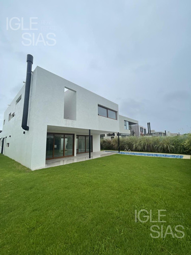 Casa En Venta De 3 Dormitorios En Los Castaños A Estrenar.