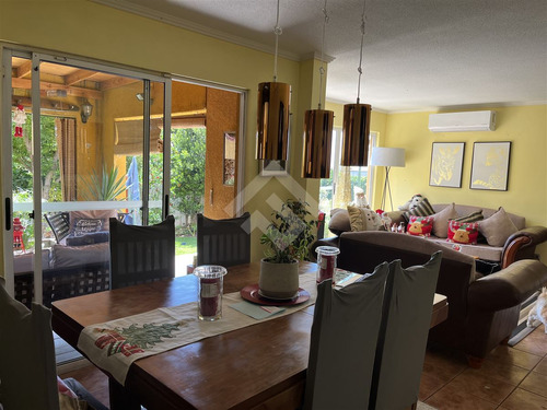 Casa En Venta De 6 Dorm. En La Florida
