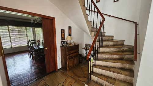 Casa Excepcional: Próxima A Castro Y Millán, Con Vista Directa Al Verde Prado.