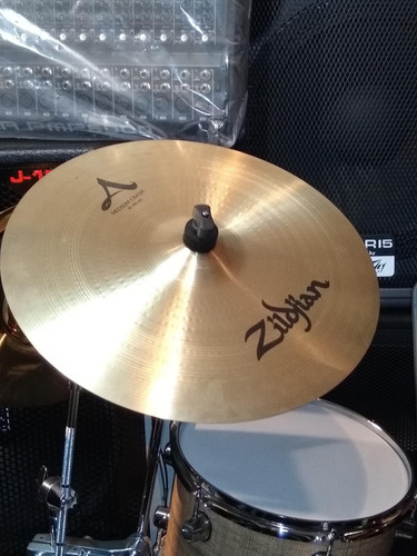 Platillo Zildjian Avedis Medium Crash 16'' A0240
