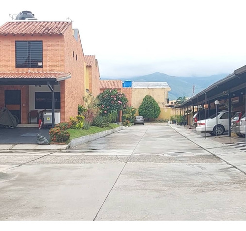 Townhouse En Res. Guayabal Garden, Naguanagua. Minerva K