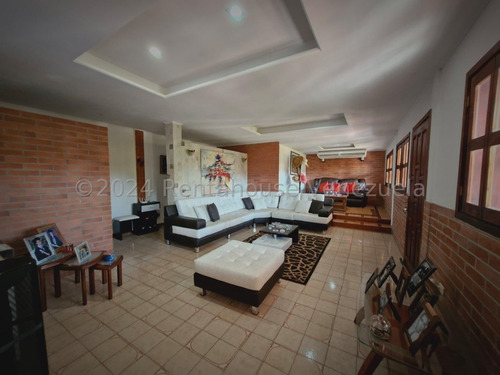 Jip 25-14401. Rent-a-house Vende Quinta De 890 Mts2, Rodeada De Bellos Jardines, Piscina, Parrillera Y Muchas Bondades Mas Que La Hacen Un Lugar Especial. En El Limón, Maracay