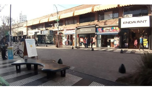 Local Comercial Sobre Justa Lima A 1 Y 1/2 Cuadra De Plaza Mitre