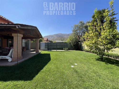 Casa En Venta De 5 Dorm. En Colina