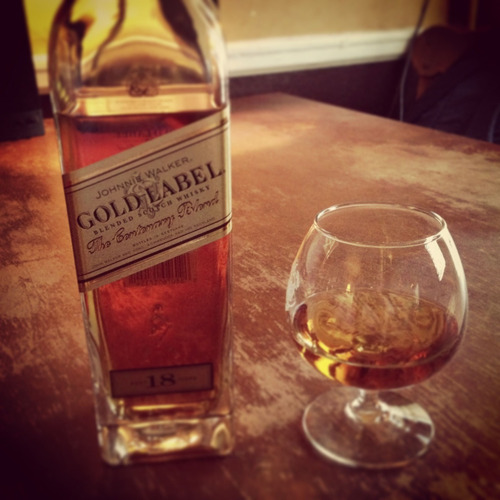 Imagen 4 de 10 de Whisky Johnnie Walker Gold Label 18 Años 750ml En Estuche