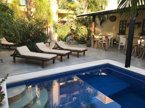 Casa - Hotel En Venta En Tulum, Quintana Roo, Santiago , Con 6 Habitaciones En Excelente Ubicación.