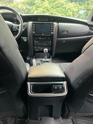 Toyota Hilux SW4 2.8 D-4D TURBO DIESEL GR-S 7L 4X4 AUTOMÁTICO