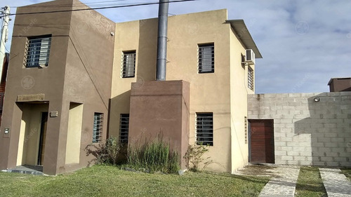 Imagen 1 de 14 de Moderna Casa Quinta Inmejorable Ubicación Sobre Asfalto A Metros De Ruta 2