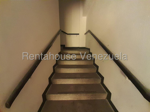Dennymar, Vende Edificio En El Centro De Bqto Esta Caracterizado Por Poseer Área Para Lavanderia, Bombona De Gas, Salón Para Conferencias Y Área De Cocina Industrial. B5a16052