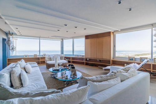 Departamento A La Venta En Punta Del Este Frente A Playa Brava De 4 Dormitorios, Todos En Suite