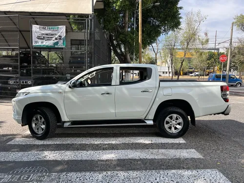 Mitsubishi L200 2.4 Cabina Doble 4x2 Mt