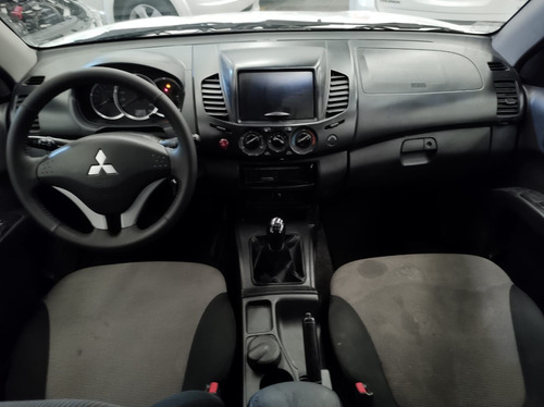 Imagen 12 de 14 de Mitsubishi L200 2015 2.4 Cabina Doble 4x2 Mt