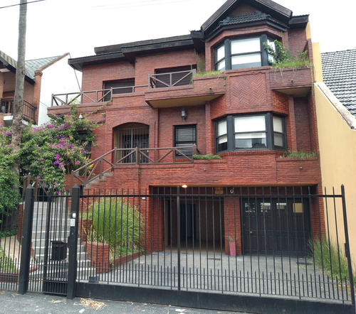 Casa En Venta 8 Ambientes En Ramos Mejia Con Pileta