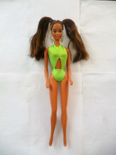 Barbie Apiñonada Con Traje De Baño Y Aretes 1990 Mattel